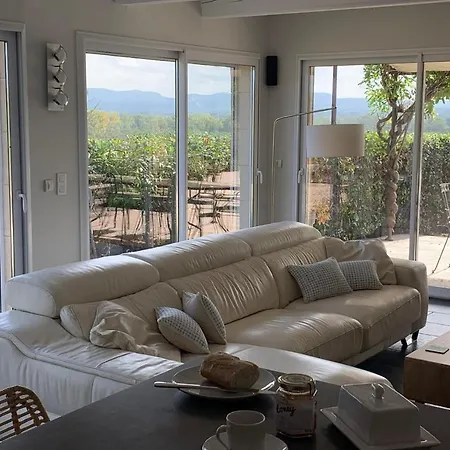 Dom wakacyjny Charming With Private Pool Sleeps 8 Over 4 Bedrooms
