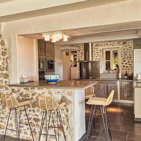 Dom wakacyjny Charming With Private Pool Sleeps 8 Over 4 Bedrooms *