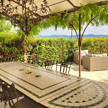 Dom wakacyjny Charming With Private Pool Sleeps 8 Over 4 Bedrooms *