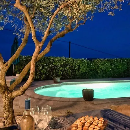 Charming With Private Pool Sleeps 8 Over 4 Bedrooms Dom wakacyjny
